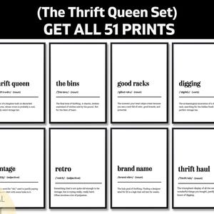 Puede incluir: Un conjunto de ocho impresiones enmarcadas con marcos negros y fondos blancos. Cada impresión presenta una palabra relacionada con las compras de segunda mano, como "thrift queen" y "vintage", junto con una definición. El texto "(The Thrift Queen Set) GET ALL 51 PRINTS" está en la parte superior.