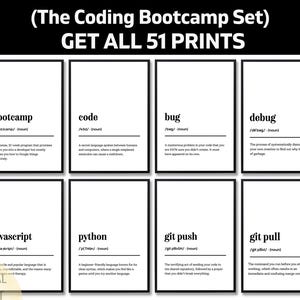 Può includere: Un set di otto stampe digitali in bianco e nero con termini di codifica come "bootcamp", "code" e "javascript". Ogni stampa presenta un termine, la pronuncia e la definizione. Il testo "GET ALL 51 PRINTS" è in alto.