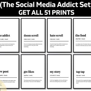 Könnte beinhalten: Ein Set aus acht schwarz-weiß digitalen Drucken mit Definitionen von Social-Media-Begriffen wie "Hate Scroll" und "Tap Tap". Die Drucke sind schwarz gerahmt und zeigen weißen Text auf schwarzem Hintergrund.