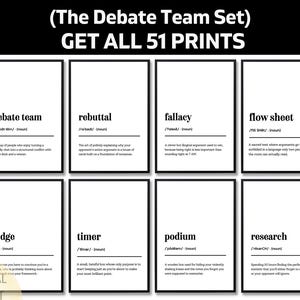Pode incluir: Um conjunto de oito impressões a preto e branco com termos de debate como "equipa de debate" e "refutação", cada uma com uma definição. O texto superior diz "(The Debate Team Set) GET ALL 51 PRINTS."