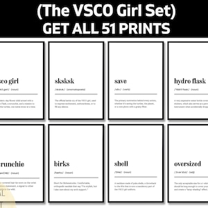 Può includere: Un set di otto stampe in bianco e nero con definizioni di termini relativi alle ragazze VSCO. Ogni stampa presenta una parola, la pronuncia fonetica e una breve descrizione. Le parole includono "vsco girl", "sksksk", "save", "hydro flask", "scrunchie", "birks", "shell" e "oversized".