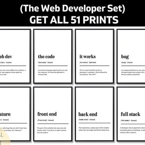 Könnte beinhalten: Ein Satz von acht schwarz-weißen Digitaldrucken mit Definitionen von Webentwicklungsbegriffen. Jeder Druck zeigt einen Begriff wie "web dev" oder "bug" zusammen mit einer kurzen Definition. Der Text "(The Web Developer Set) GET ALL 51 PRINTS" befindet sich oben.