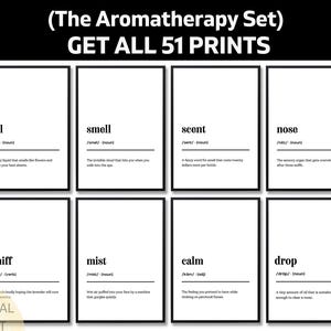 Könnte beinhalten: Ein Satz von acht schwarz-weiß gerahmten Drucken mit Wörtern und Definitionen zum Thema Aromatherapie. Der Text oben lautet "(The Aromatherapy Set) GET ALL 51 PRINTS". Die Wörter umfassen "Öl", "Geruch", "Duft", "Nase", "schnuppern", "Nebel", "Ruhe" und "Tropfen".