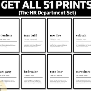 Puede incluir: Ocho impresiones en blanco y negro con definiciones de términos relacionados con el trabajo como "action item" y "pizza party". Las impresiones están dispuestas en dos filas de cuatro, con el texto "GET ALL 51 PRINTS" en la parte superior. El conjunto del departamento de RRHH.
