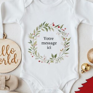 Personalisierter Body mit Text in der Mitte eines weihnachtlichen Blumenkreises, Schwangerschaftsanzeige oder Frohe Weihnachten, Baby
