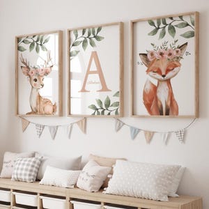 Pósteres para habitación de bebé en trío: Zorro y cervatillo con flores. Letra y nombre personalizables. Bonitos pósteres para habitación infantil.