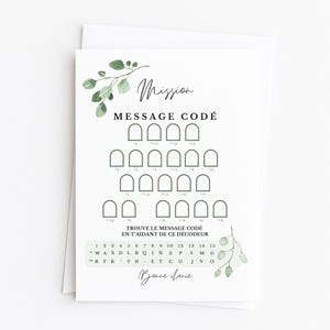 Puede incluir: Tarjeta blanca con el texto "Mission MESSAGE CODÉ" y una cuadrícula de mensajes codificados. La tarjeta incluye una clave de decodificación y acentos decorativos de hojas verdes. El texto "Bonne chance" está en la parte inferior.