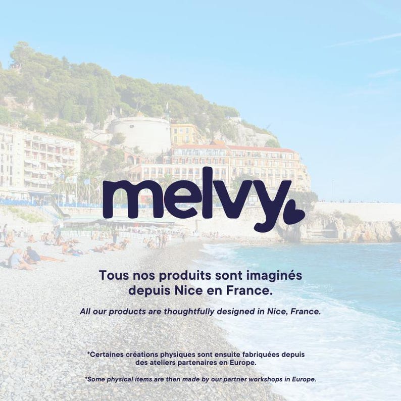 Puede incluir: La imagen presenta la palabra "melvy" en azul oscuro con un punto en forma de coraz&oacute;n. El texto debajo indica que los productos est&aacute;n dise&ntilde;ados en Niza, Francia. El fondo muestra una escena costera con una playa y edificios.
