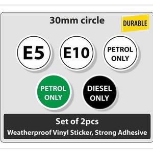 Könnte beinhalten: Set mit 2 runden Aufklebern mit einem Durchmesser von 30 mm. Die Aufkleber zeigen Texte wie "E5", "E10", "Petrol Only" und "Diesel Only". Die Aufkleber sind weiß, schwarz und grün, mit einem gelben Rechteck mit der Aufschrift "Durable".
