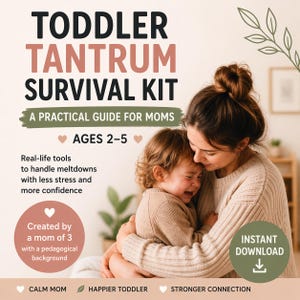 Könnte beinhalten: Werbebild für ein Überlebenspaket bei Wutanfällen von Kleinkindern. Das Bild zeigt eine Mutter, die ein weinendes Kleinkind umarmt. Der Text enthält "Toddler Tantrum Survival Kit", "A Practical Guide for Moms" und "Ages 2-5".