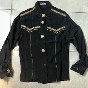 Vendita • Camicia vintage GIANNI VERSACE estremamente RARA tempestata di bottoni medusa dorati inserti borchie abbellimenti