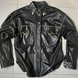 Vendita • Camicia da uomo vintage GIANNI VERSACE estremamente RARA tempestata di bottoni medusa dorati inserti borchie abbellimenti