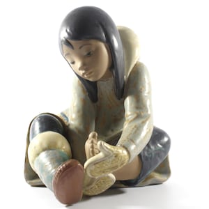 Lladro Gres Eskimo Girl with Cold Feet 1985 Francisco Catala Retired
