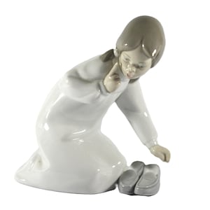 Lladro Vintage Litte Girl with Slippers Figurine 1969-1993