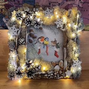 Dekoracje świąteczne - Oprawione zimowe ptaki z Blue Finch, Red Robin i Wróbel, Renifer Moss Wall Art, Prezenty Cottagecore