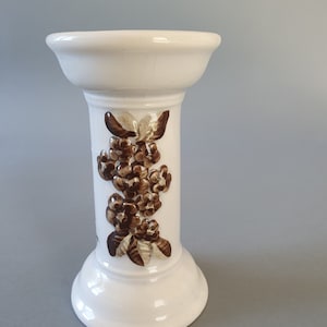 Rosa Ljung white candle holder with brown flower motif