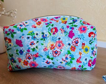 "Good Vibes" makeup bag - Flower pattern, wadding lined, zip closure