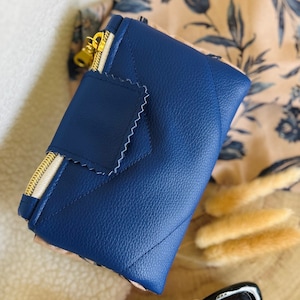 Gesteppte Geldbörse aus blauem Kunstleder mit floraler Baumwollinnenseite – praktisch und elegant