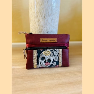 Porte- Monnaie en Simili Cuir Bordeaux /  Tissu Jacquard Tête de Mort / Intérieur en Coton / Fermeture zip