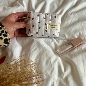 Petite Trousse Matelassée pour Rouge à Lèvres - Coton Molletonné à Motif Cœur Marron et Intérieur Vichy Marron avec Zip