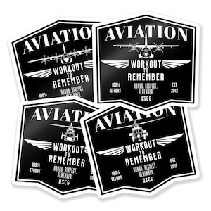 Può includere: Quattro adesivi in bianco e nero con un bordo bianco. Ogni adesivo presenta una diversa silhouette di aereo e il testo "Aviation Workout to Remember" con il logo USCG e il testo "100% Sforzo, Onore, Rispetto, Ricorda, Est 2012".