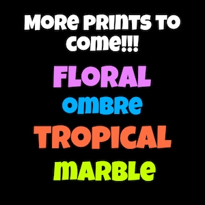 Może przedstawiać: Tekst na czarnym tle, kt&oacute;ry brzmi "Więcej wydruk&oacute;w w drodze!!!" po kt&oacute;rym następują słowa "Floral", "ombre", "Tropical" i "marmur" w r&oacute;żnych kolorach.