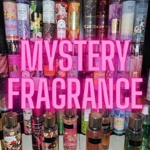 Può includere: Una collezione di fragranze spray e spray per il corpo in vari colori e design. L'immagine presenta bottiglie con disegni di etichette floreali, fruttati e astratti. Il testo "MYSTERY FRAGRANCE" è visualizzato in rosa acceso. Le bottiglie sono disposte su uno scaffale.