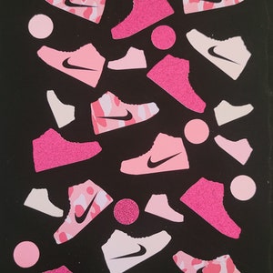 Może przedstawiać: R&oacute;żowe i białe buty sportowe z czarnym logo Swoosh na czarnym tle. Buty są w r&oacute;żnych kształtach i rozmiarach, niekt&oacute;re z błyszczącym wykończeniem.