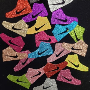 CONFETI DE ZAPATILLAS MULTICOLOR Zapatillas Air Force One Zapatillas Jordan Mesa de confeti rosa Cumpleaños Amante de las zapatillas Zapatillas altas