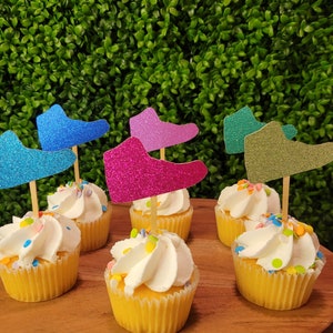GLITTER SNEAKERBALL CUPCAKE Toppers 6er Pack Air Force Ones Jordan&#39;s Glitzer Turnschuhe Sneakerball Party