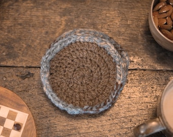 Ensemble fait à la main de deux tapis ronds en laine rustique / sous-verres