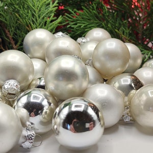 Set of 30 colorful vintage Christmas baubles, white and silver, for Christmas tree decoration.