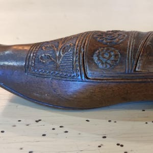 Tabacchiera antica, tabacchiera in legno intagliata a forma di zoccolo.