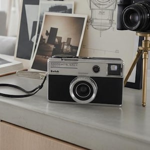 Cámara vintage Kodac Instamatic 333-X, fabricada en Alemania, años 70.