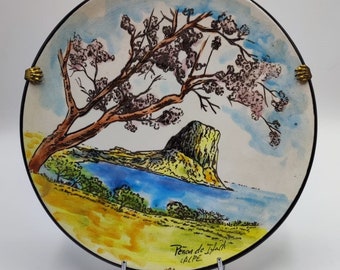 Vintage ceramic wall decorative plate "Penom de Itach Calpe" with brass hook