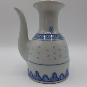 Jing de Zhen Chinese porcelain sauce boat