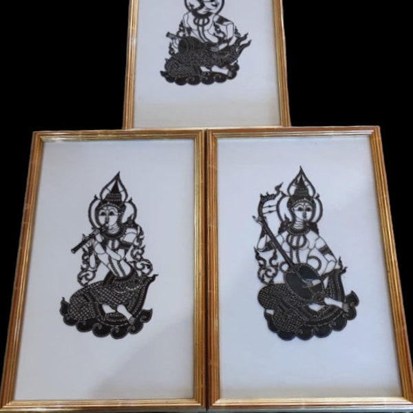 Lot de 3 cadres art thaïlandais fait avec du cuir découpé représentant des musiciens indous. Cadre fait par un artiste encadreur renommé.