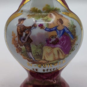 Bemalte Vintage-Vase aus Limoges-Porzellan mit der Darstellung von St. Guilhem, der Wüste.