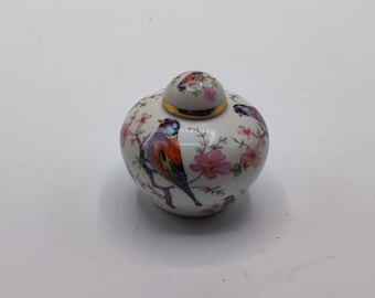 Small Chinese style porcelain pot, representing birds signed &quot;Ibis Aveiro&quot; Made in Portugal