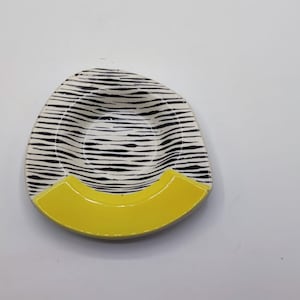 Handbemalter Aschenbecher aus Keramik, signiert „GF“