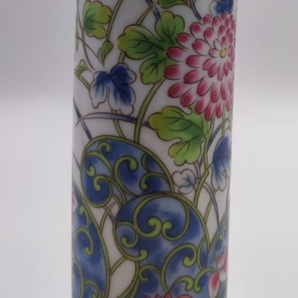 Vase japonais vintage en porcelaine avec des motifs de fleurs peints. signé Lobual.