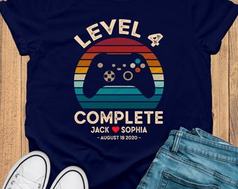 Regalo del 4.º aniversario de bodas para marido y mujer, regalo del 4.º aniversario para marido, camiseta de videojuego retro, nivel de personalización 4 completo