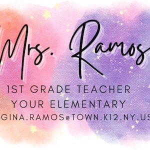 Op de afbeelding: Een aquarel achtergrond met een roze en paarse gradiënt. De tekst "Mrs. Ramos" is geschreven in zwarte cursieve letters. Onder de naam staat "1st Grade Teacher" en "Your Elementary". Het e-mailadres "REGINA.RAMOS@TOWN.K12.NY.US" staat eronder.