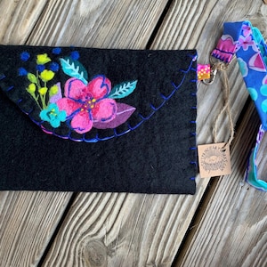 Handmade Wool Felted Wallet with floral Design | flowers Coin Purse | Cute Felt Wallet | Gift for her | Handstitched Small Pouch