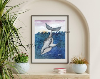 Könnte beinhalten: Ein gerahmter Aquarelldruck eines Wals, der die Meeresoberfläche durchbricht. Das Kunstwerk zeigt einen grauen Wal mit blauem und violettem Meereshintergrund und einem Sonnenuntergangshimmel. Der Druck wird in einem schwarzen Rahmen angezeigt.