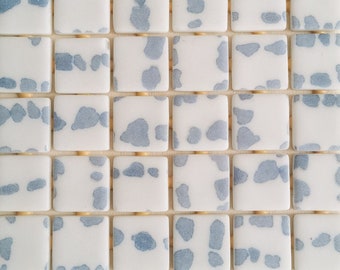 Hoja de azulejos en azulejos blancos con puntos azules.