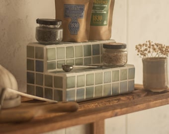 Estante organizador con azulejos en azul y verde