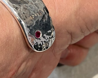 Brazalete ancho de plata y rubí superpesado de 5+ oz para hombre