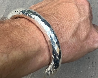 Brazalete de plata maciza de 4 oz con torsión martillada y yunque