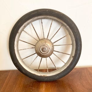 素朴なベビーカーの車輪